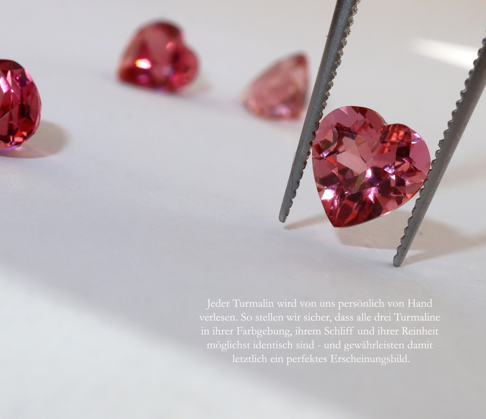 Herzformiges Turmalin-Armband mit Glanz und Goldverarbeitung