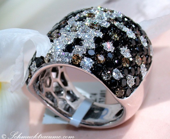 Detailansicht von Ring mit schwarzem, naturbraunem und weißem Diamantbesatz auf Weißgoldbasis