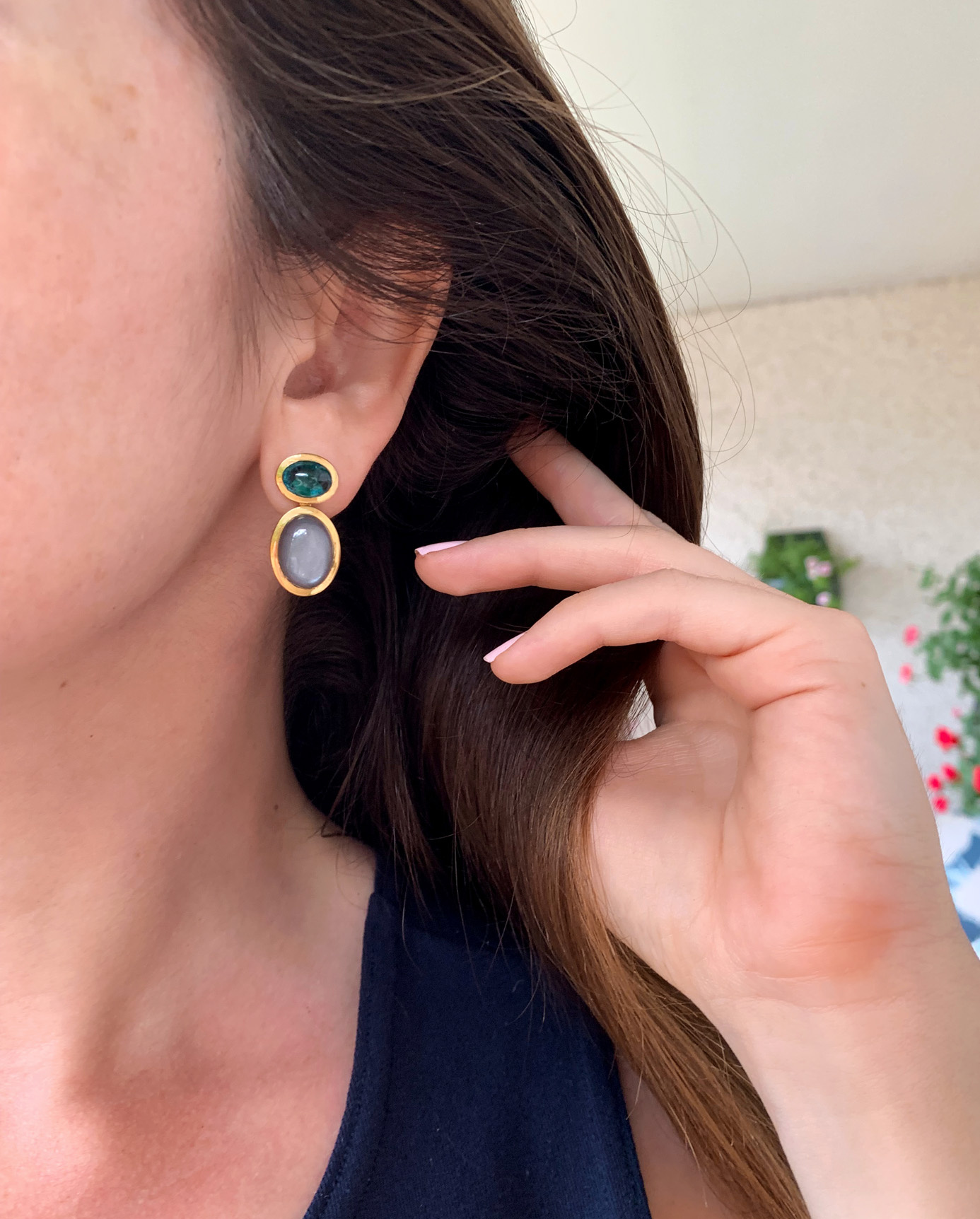 Mondstein-Ohrstecker aus Gelbgold 750, detailreiches Design, handverlegte Farbedelsteine