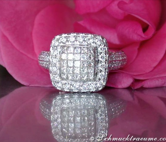 Weißgold-Ring mit Diamanten auf rosafarbener Rose Weißgold-Ring mit Diamanten auf rosafarbener Rose