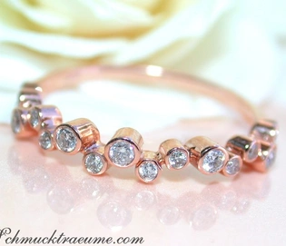 Memory-Ring aus Roségold mit Diamanten, Detailaufnahme auf weißem Hintergrund