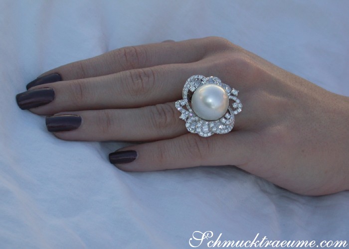 Detailansicht des prächtigen Südseeperlenrings mit Diamanten, 16 mm Durchmesser, florales Design, 2.800 Karat, TW VS1.