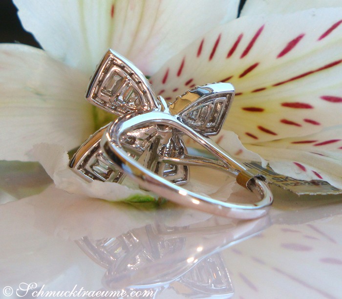 Schleifenring aus Weißgold mit Diamanten, Detailaufnahme auf Blume