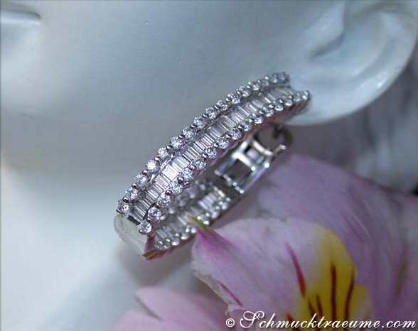 Detailansicht der eleganten Creolen mit Baguette-Diamanten im Weißgold