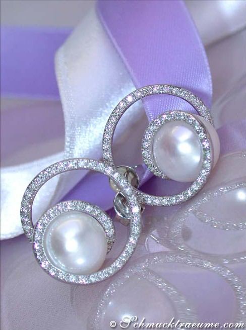 Weißgold-Ohrringe mit Süßwasserperlen und Brillanten, Detailaufnahme