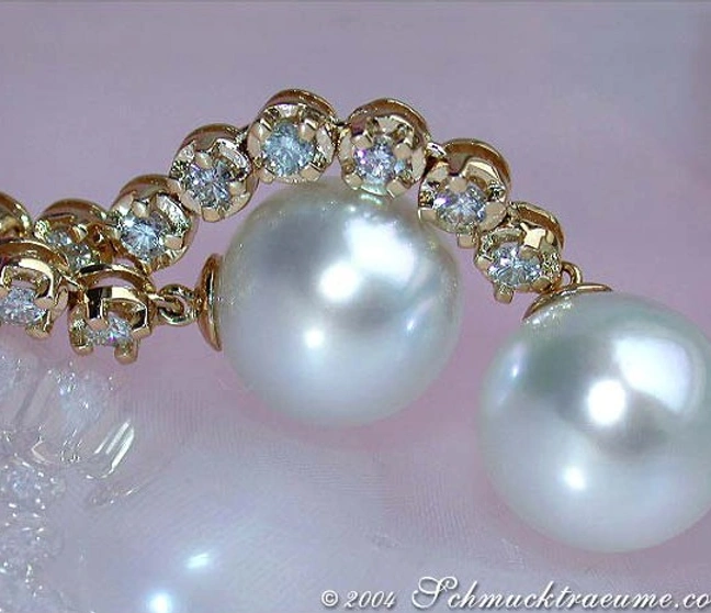 Goldene Perlenohrringe mit Diamanten, detailreich, elegante Perspektive, weiches Licht, zartes Design Goldene Perlenohrringe mit Diamanten, detailreich, elegante Perspektive, weiches Licht, zartes Design