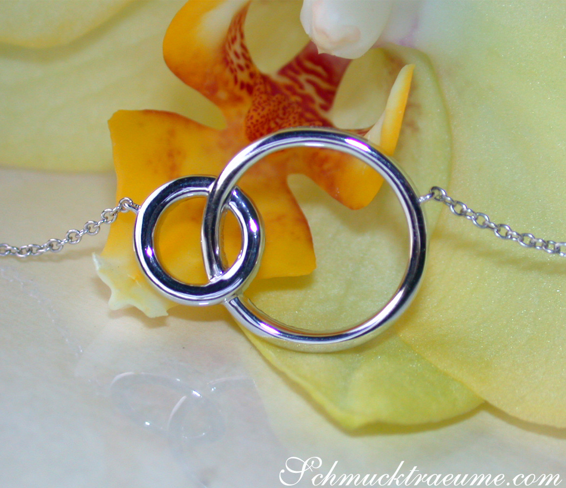 Silberkette mit zwei Kreisen auf Orchideenblüte