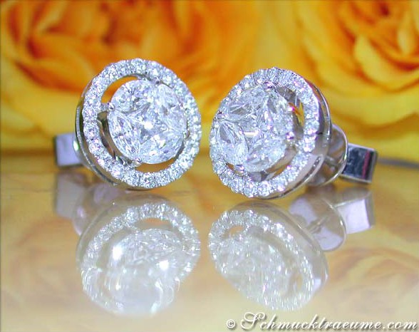 Detailansicht von Diamantohrringen im Marquise- und Princess-Schliff, auf glänzender Oberfläche präsentiert