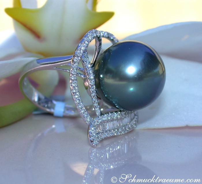 Tahitiperlen-Ring mit Diamanten, Herz-Design, weißgold, Blume im Hintergrund