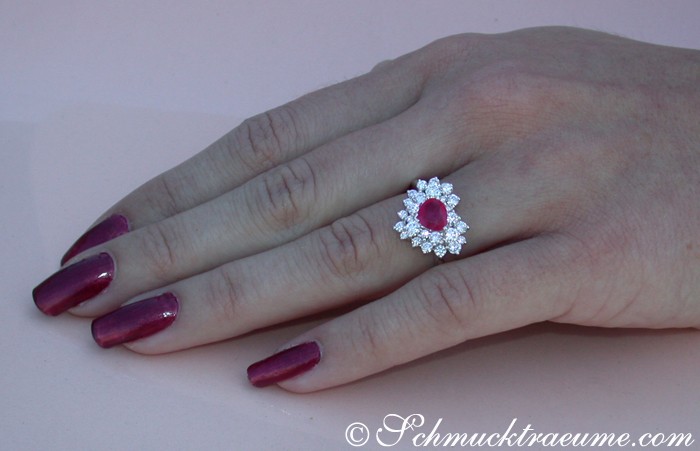 Weißgold-Ring mit Rubin und Brillanten im Herz-Design, Detailaufnahme