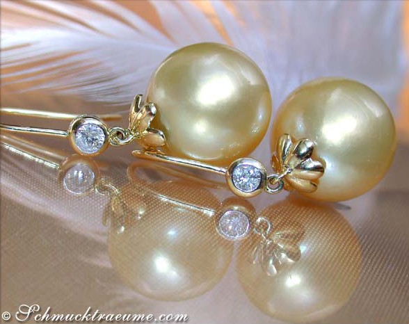 Goldene Südseeperlen Ohrhänger mit Diamanten in Gelbgold 585
