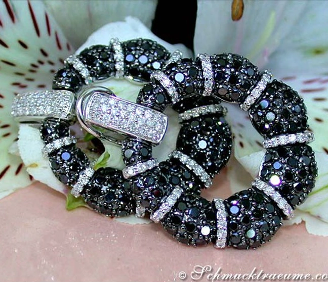 Schwarz-weiß Diamant-Armband mit Herzverschluss auf Blume liegend Schwarz-weiß Diamant-Armband mit Herzverschluss auf Blume liegend