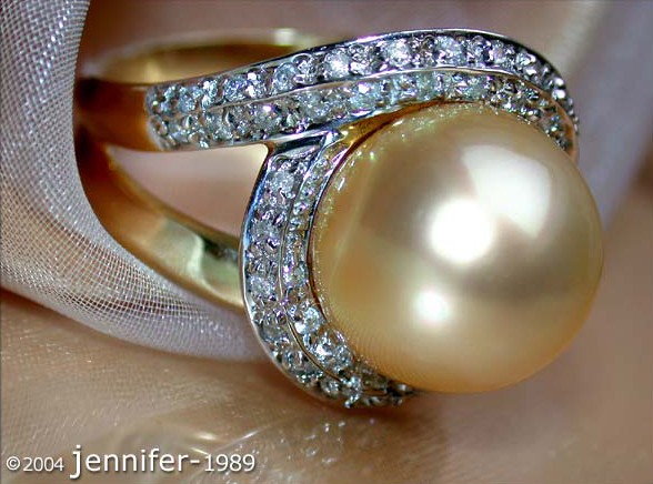 Goldener Süßwasserperlen-Ring mit Brillanten, Detailaufnahme, elegant getragen