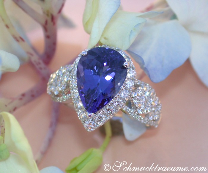 Weißgold 750 Tansanit-Ring mit Diamanten, Detailaufnahme, elegant getragen.