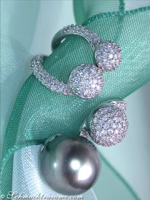 Tahitiperlenring mit Diamantkugeln auf grünem Tüll, elegantes Design