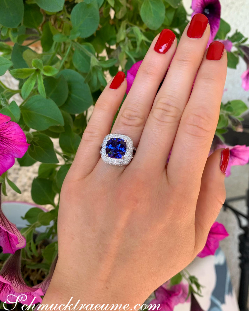 Ringszene mit roten Nagellack und Blumen im Hintergrund