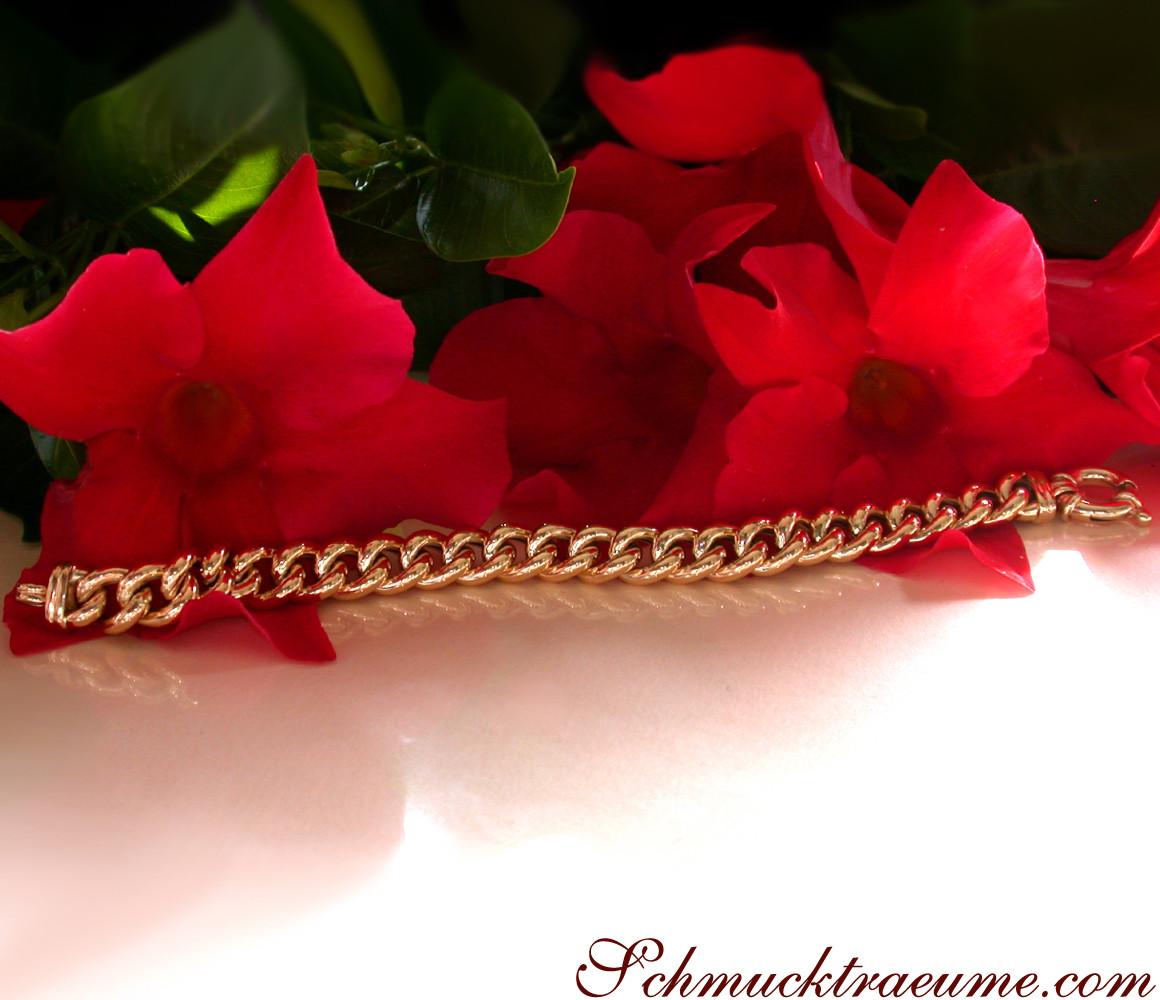 Gold-Panzer-Armband in Gelbgold 585, Detailaufnahme, umgeben von roten Blütenblättern