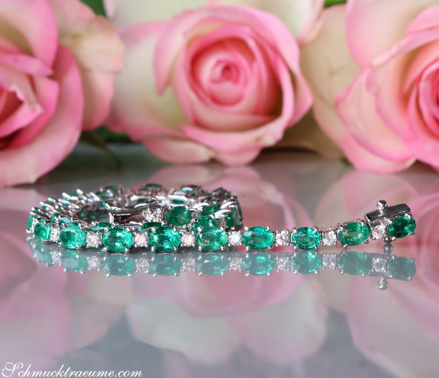 Smaragd-Armband mit Brillanten auf Rosenblütenhintergrund