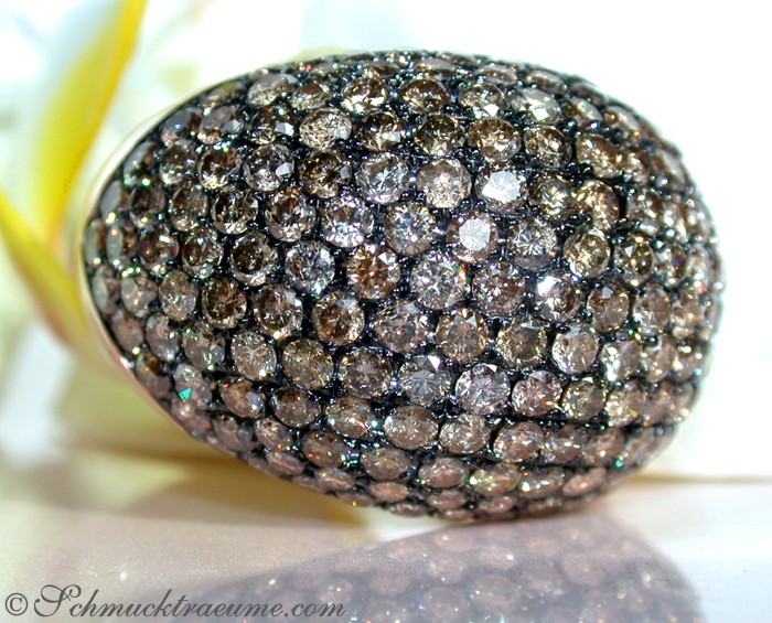 Dome-Ring mit 6.080 Karat naturbraunen Brillanten in Roségold 585, detailreich getragen.