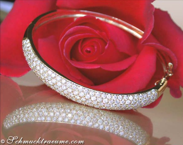 Rosenblüte mit Diamant-Armreif, Detailaufnahme von Gelbgold mit Brillanten