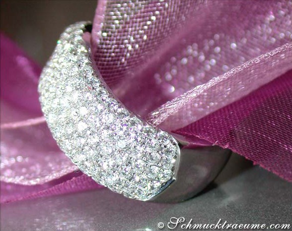 Weißgold 750 Ring mit Diamanten auf lila Stoff, Detailaufnahme