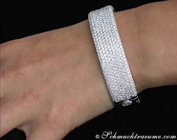 Weißgold-Armreif mit Brillanten, Detailaufnahme, schimmernd, Hand getragen