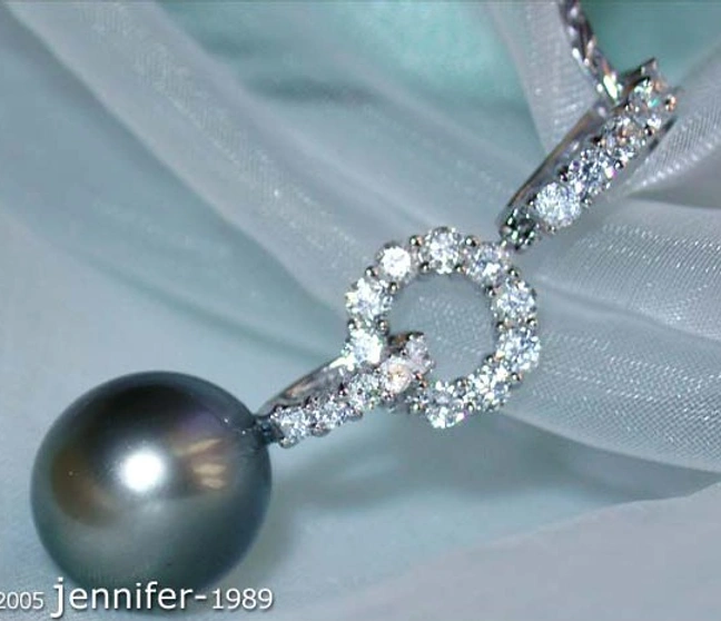 Schmuck mit Perle und Diamanten auf weißer Seide Schmuck mit Perle und Diamanten auf weißer Seide