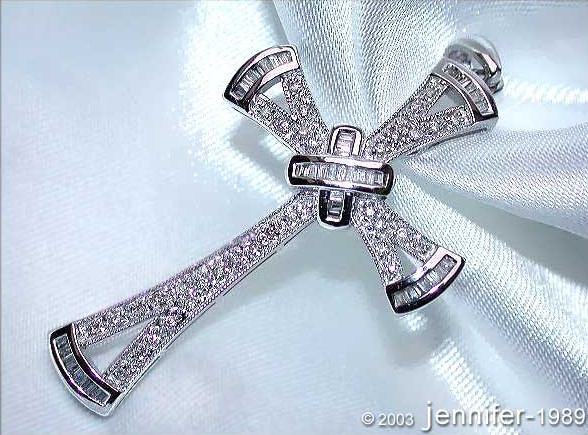 Weißgold Kreuzanhänger mit Diamanten auf silberner Schleife