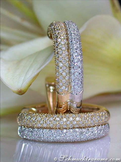 Goldene Creolen mit Diamanten auf Blüte, Detailansicht