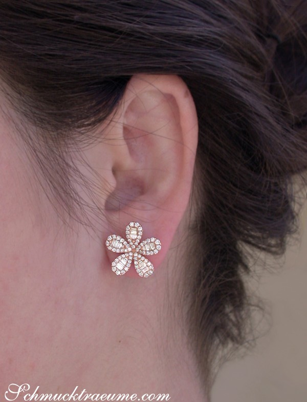 Detailansicht von Diamant-Ohrstecker in Blütenform, Roségold 750