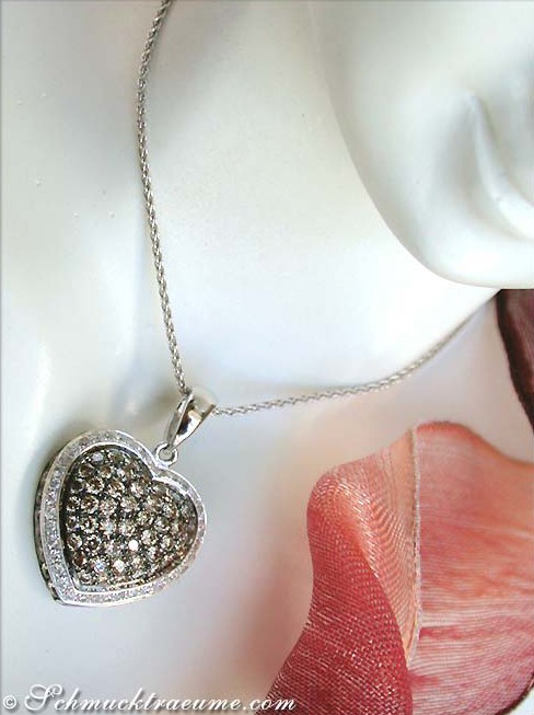 Herz-Anhänger aus Weißgold mit braunen und weißen Brillanten, Detailaufnahme