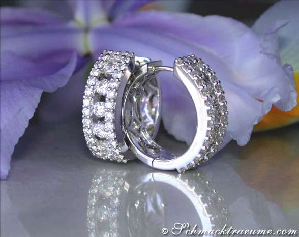 Detailansicht der eleganten Creolen mit Diamanten auf Weißgold 750, geschmückt mit 74 Brillanten im Brillantschliff.