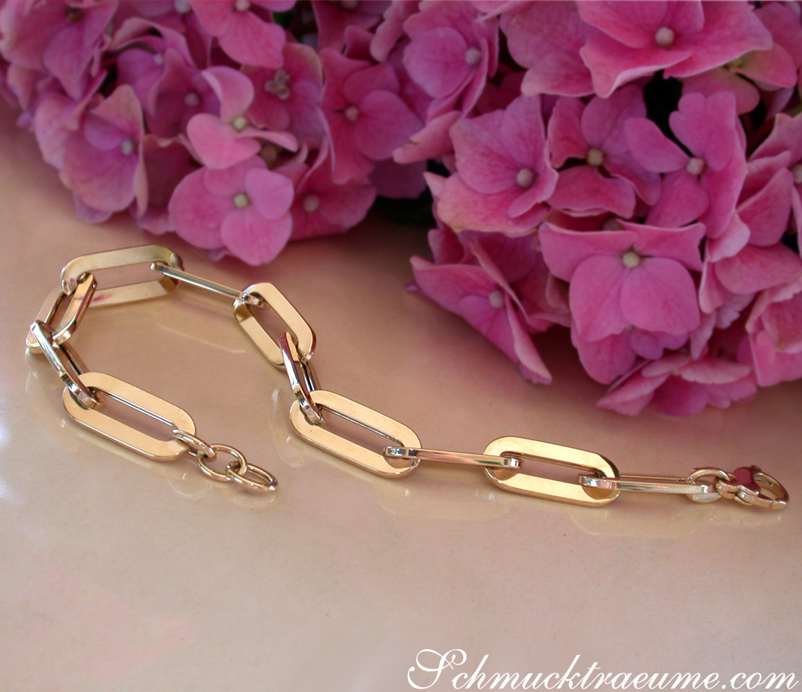 Gelbgold-Armband mit langen Paperclip-Linken vor Hortensienblüten