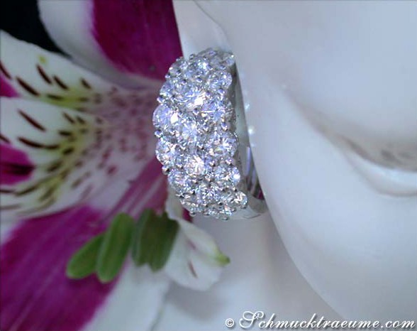 Detaillierte Halbcreolen mit 38 Brillanten in Weißgold 750, umgeben von Blütenblättern.