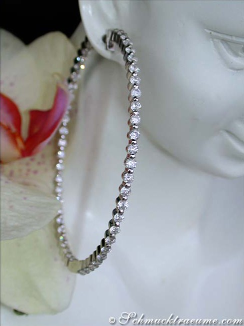 Weißgold-750-Ohrkreolen mit 4.050 Karat Diamanten, Detailaufnahme, getragen.