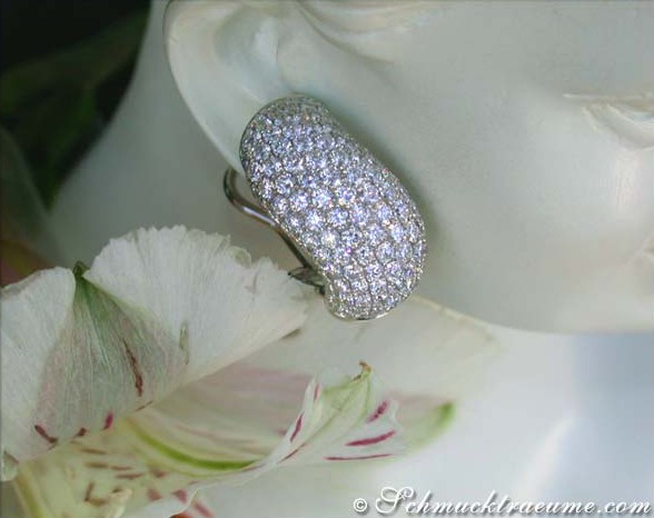 Weißgold 750 Ohrstecker mit gewellten Brillanten, elegant auf Blume präsentiert