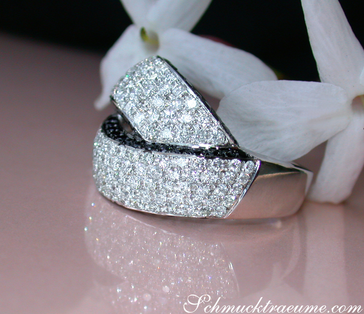Detaillierter Brillantenring mit schwarzen Diamanten, Weißgold 750, Blüte im Hintergrund