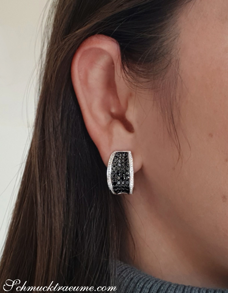 Ohrring aus Weißgold mit schwarzen Diamanten, Detailansicht.