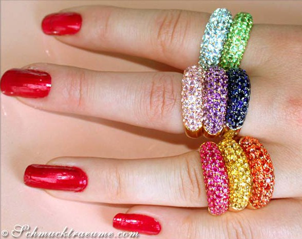 Farbenprächtiger Blautopas Pavé Ring mit Glanz und Eleganz