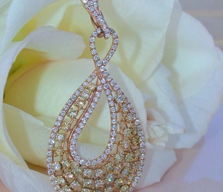 Roségold-Anhänger mit gelben und weißen Diamanten in Form einer Schleife