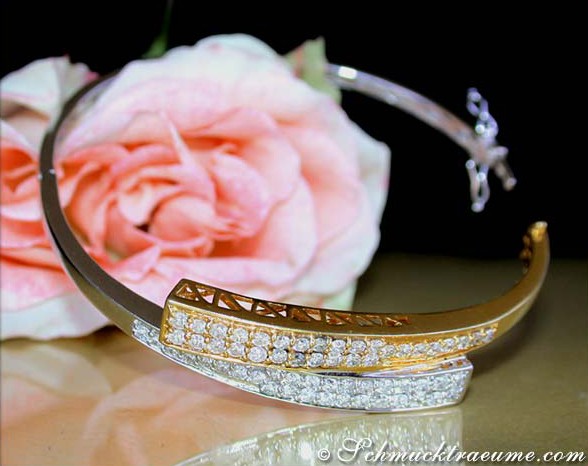 Gelbgold-Weißgold-Armreif mit Diamanten, Detailaufnahme, rosa Rose im Hintergrund