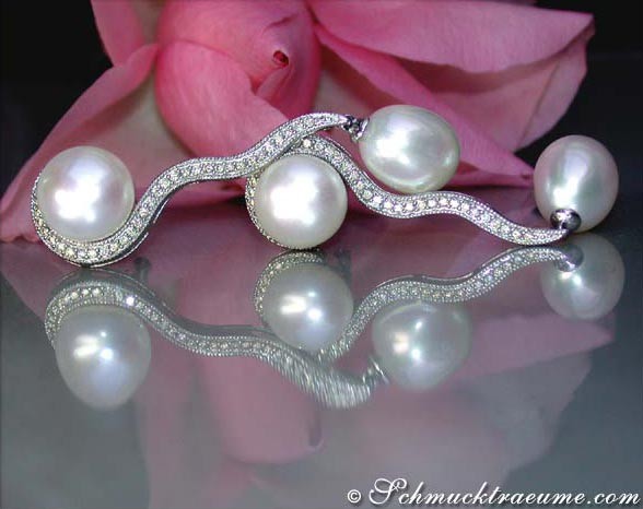 Geschwungene Süßwasser Perlen Ohrringe mit Brillanten