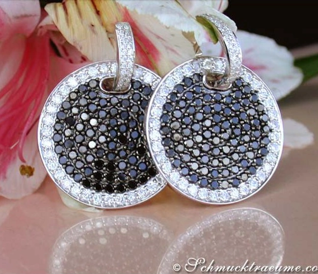 Schwarz-weiße Diamant-Ohrhänger mit Pave-Setzung, Detailaufnahme Schwarz-weiße Diamant-Ohrhänger mit Pave-Setzung, Detailaufnahme