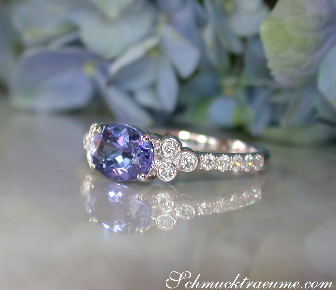 Weißgold-Tanzanit-Ring mit Brillanten, detailreich, blauer Stein, Blumenhintergrund