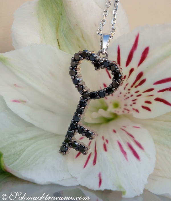 Schwarzdiamant-Schlüsselanhänger auf Blume, Detailansicht.