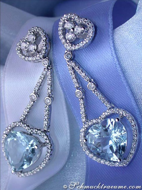 Verzierte Herz-Ohrringe aus Weißgold mit Aquamarin und Diamanten, detailreich, elegant