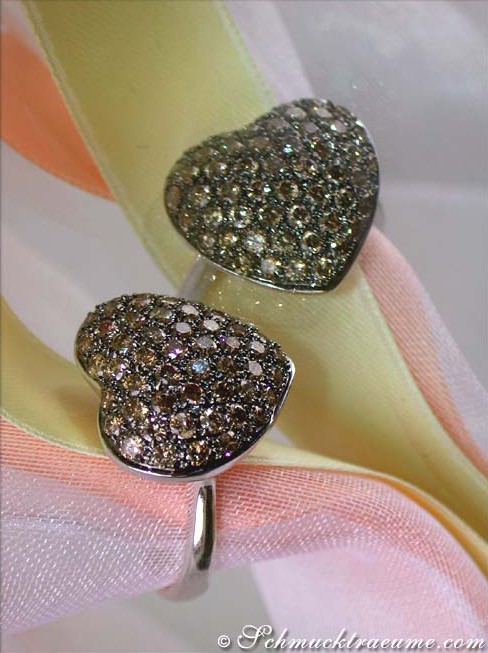 Herzring mit braunen Brillanten, Detailaufnahme, Weißgold 585