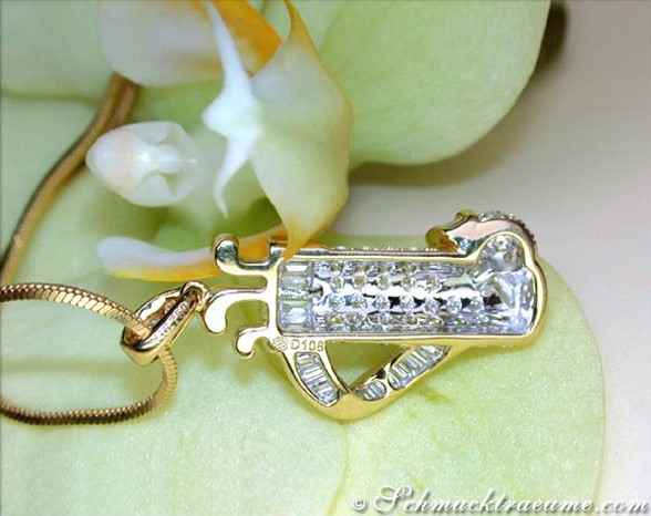 Goldener Diamantanhänger mit Blüte im Hintergrund