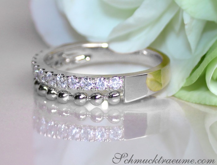 Kugel-Diamant-Bandring aus Weißgold, Detailaufnahme mit funkelnden Steinen