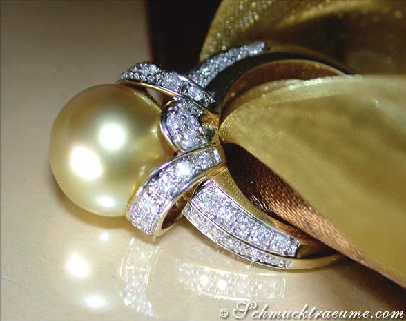 Goldener Südseeperlenring mit Brillanten im Kragen-Design, Detailansicht